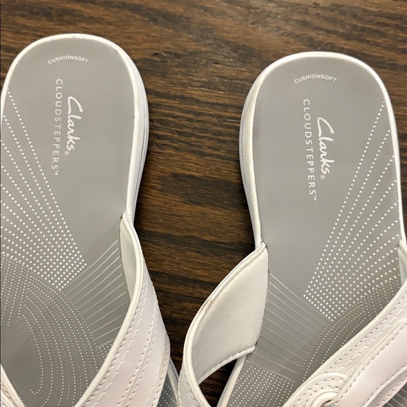 Clarks Cloudsteppers White and Gray Flip Flops - Picture 2 of 5